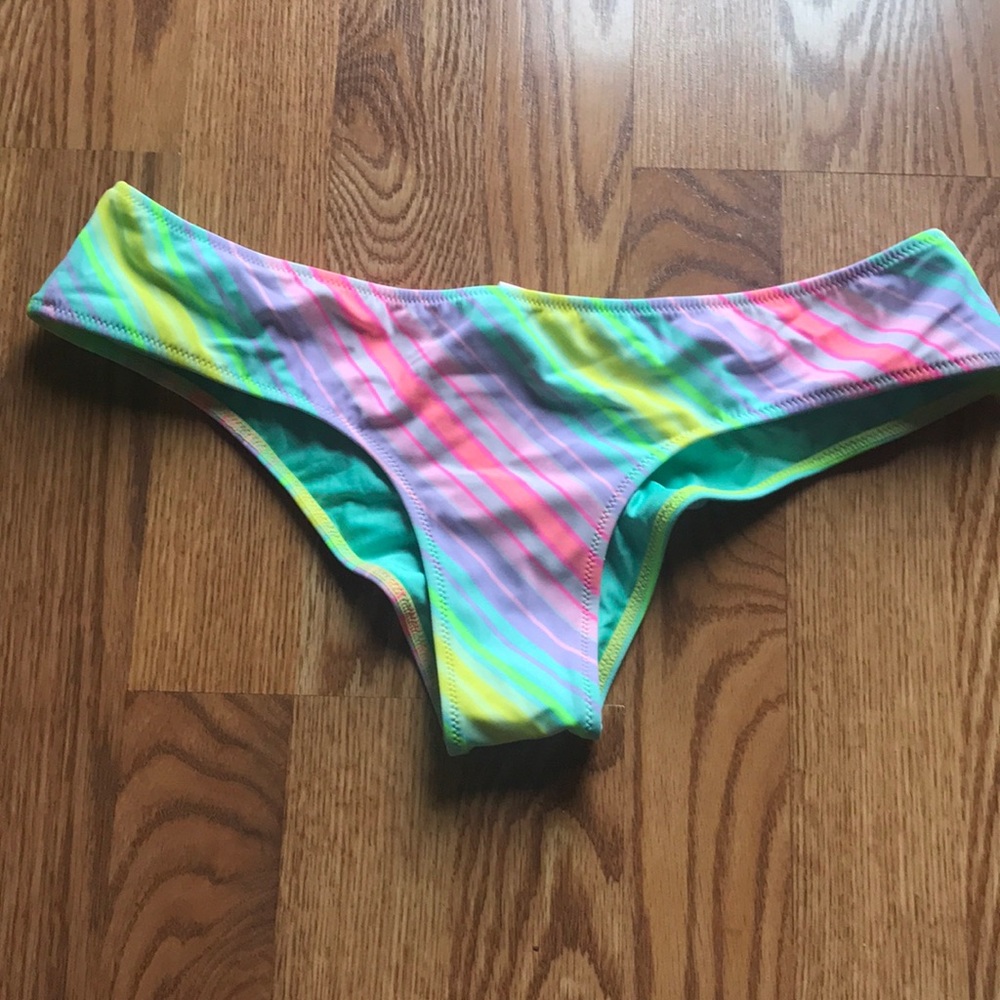 Cheeky bikini bottoms